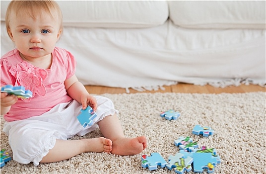 可爱,婴儿,玩,拼图,坐,地毯