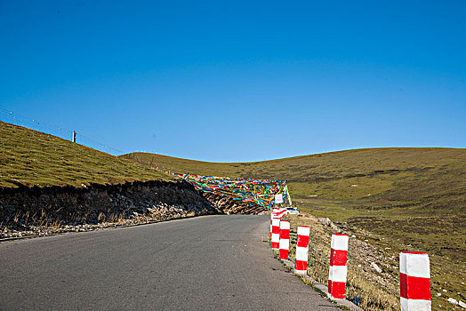 青海海南共和县鄂拉山区草原公路