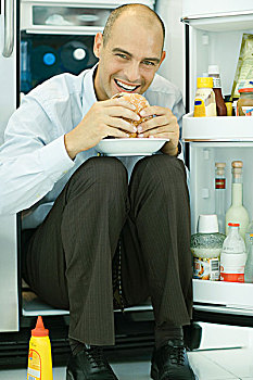 男人,坐,正面,打开,冰箱,吃,汉堡包