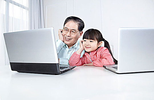 爷爷和孙女玩电脑