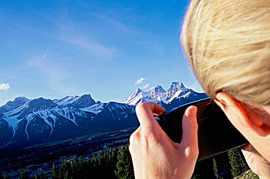 后面,女人,拍照,山脉,班芙国家公园,艾伯塔省,加拿大