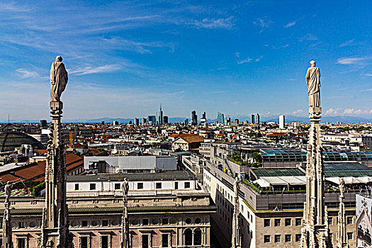 米兰城市天际线拍摄于米兰大教堂顶