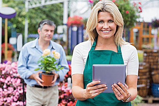微笑,女人,拿着,平板电脑,顾客,植物,后面