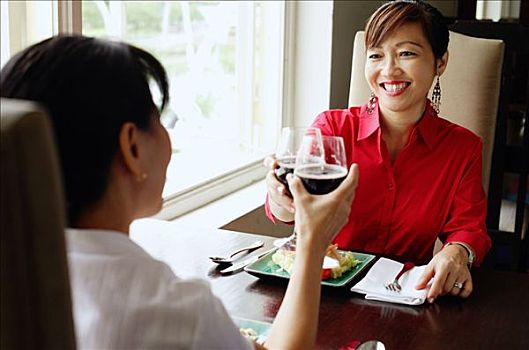两个女人,餐馆,祝酒,葡萄酒,玻璃杯