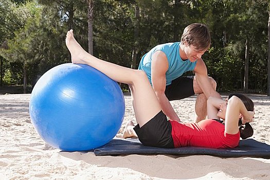 伴侣,练习,健身球,海滩