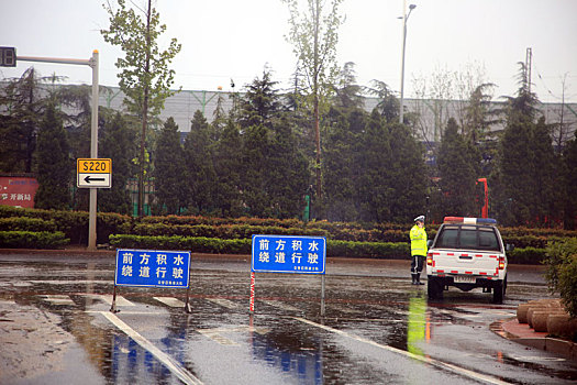 山东省日照市,港城遭倾盆暴雨侵袭,气象部门提醒市民减少外出