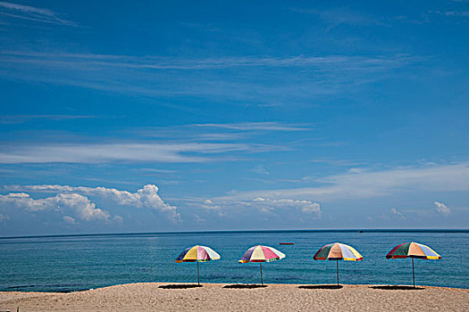 台湾岛最南端的恒春半岛---垦丁国家公园白沙湾海滨浴场的遮阳伞