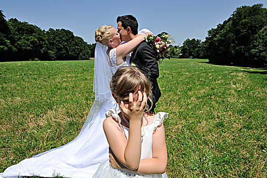 婚礼,年轻,伴侣,吻,小,腼典,女孩,遮盖,眼睛