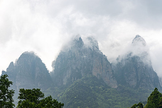 广西金秀圣堂山南山丹霞险峰雾海景观