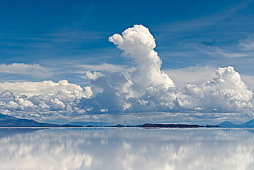 云,反射,盐湖,乌尤尼盐沼,靠近,波托西地区,高原,玻利维亚,南美