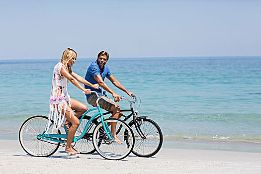 幸福伴侣,骑,自行车,岸边,侧面视角,海滩