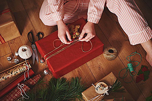 女人,包装,圣诞礼物,细绳