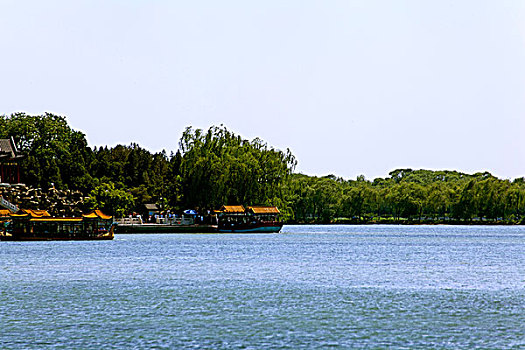 昆明湖涵虚堂码头和游船