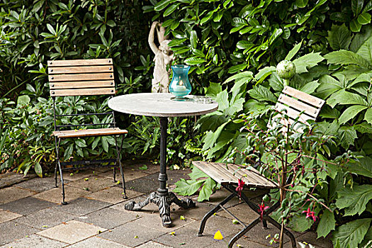 桌子,花园椅,平台,围绕,观叶植物,石像,背景
