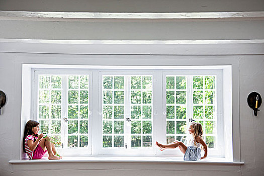 两个女孩,玩,坐,石台,大窗