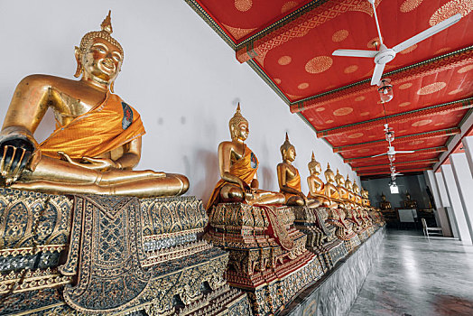 曼谷卧佛寺走廊中一排金色佛像