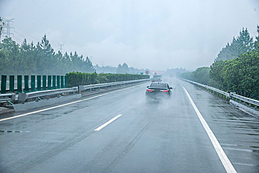 重庆至长沙在雨中g65高速公路