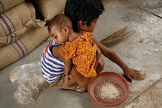 女孩,残余物,稻米,批发,市场,必需品,穷,螺旋,价格,达卡,孟加拉,四月,2008年