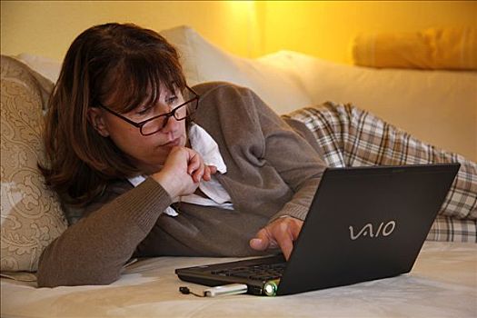 女人,45岁,老,上网,笔记本电脑,沙发,互联网