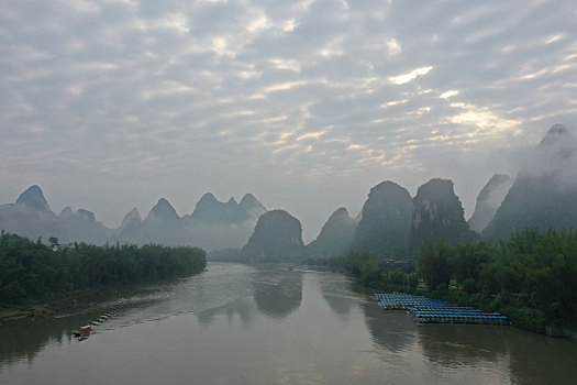 雨后的的喀斯特地貌风光更妖娆