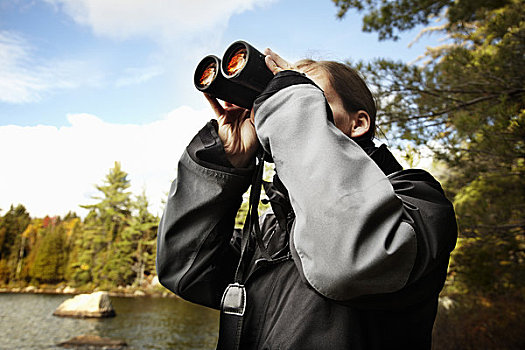 女人,双筒望远镜,阿尔冈金省立公园,安大略省,加拿大