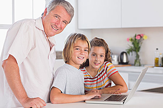 爷爷,孩子,看镜头,一起,笔记本电脑,正面,厨房