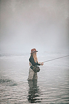 女人,渔民,钓鱼,站立,大腿,深,水
