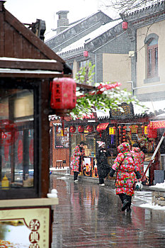 山东省日照市,游客踏雪逛美食街,感受不一样的元宵佳节