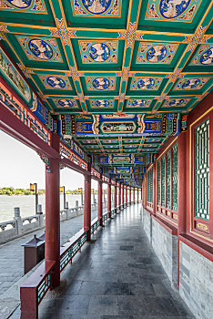 中国北京北海公园的沿湖长廊