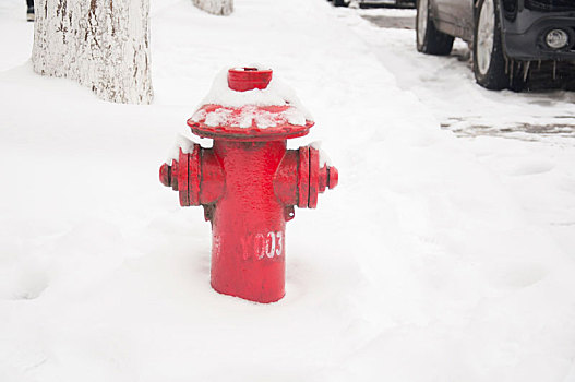 积雪中的消火栓