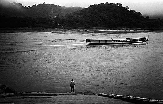 站立,男人,码头,看,离开,长,船,湄公河,琅勃拉邦,老挝