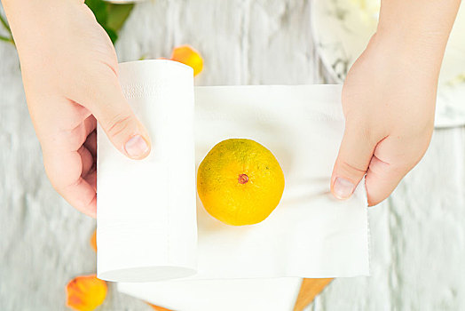 纸巾上的蜜橘