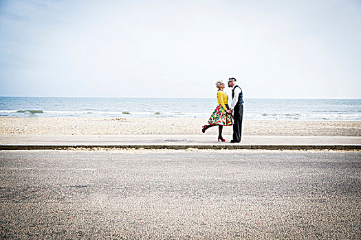 20世纪50年代,旧式,风格,情侣,握手,面对面,海滩