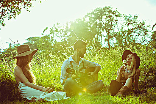 群体,年轻,时尚人士,坐,草,弹吉他