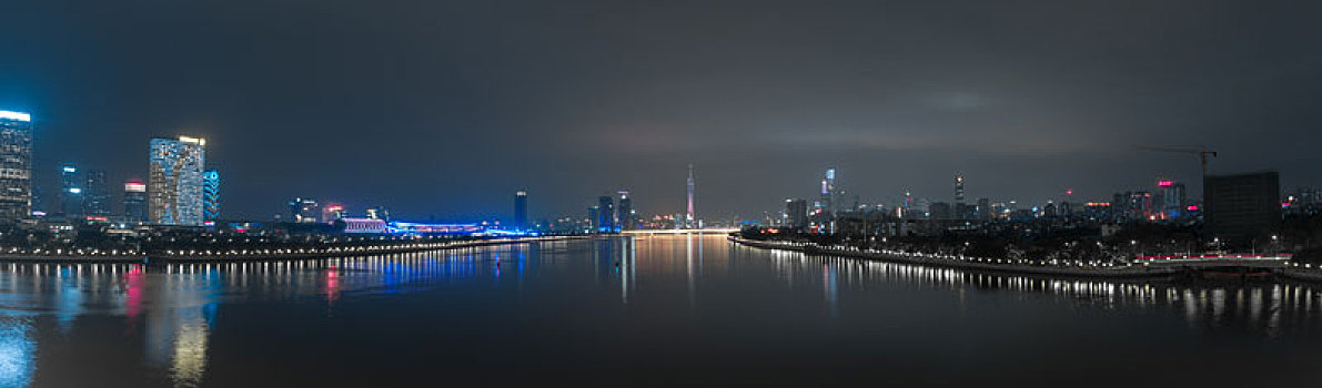 从广州琶洲大桥望向广州塔的江边夜景