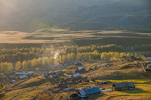 新疆喀纳斯国家地质公园远眺白哈巴村乡村