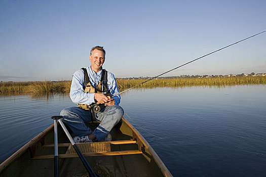 肖像,高兴,成熟,男人,钓鱼,独木舟,河,看镜头
