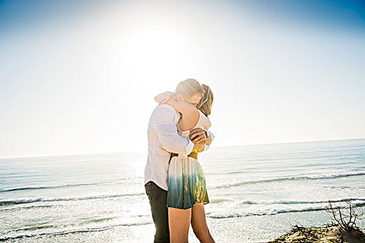 浪漫,年轻,情侣,搂抱,海岸