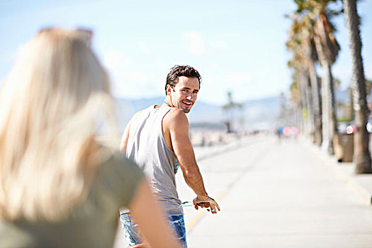 男人,后视,女朋友,骑自行车,威尼斯海滩,洛杉矶,加利福尼亚,美国