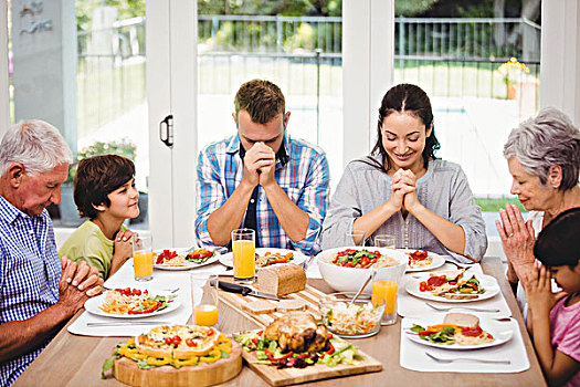 家庭,祈祷,一起,食物,坐,餐桌