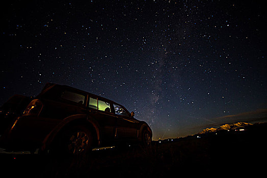 星空下的越野车