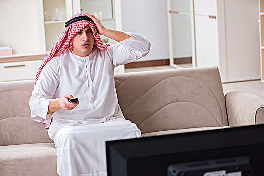 阿拉伯,商务人士,看电视,在家