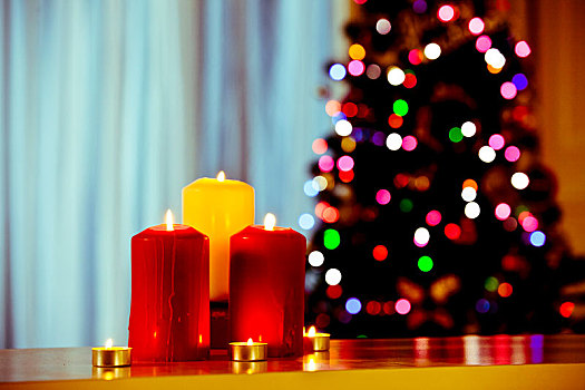 圣诞树前的蜡烛