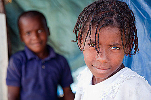 两个孩子,暂时,蔽护,地震,海地