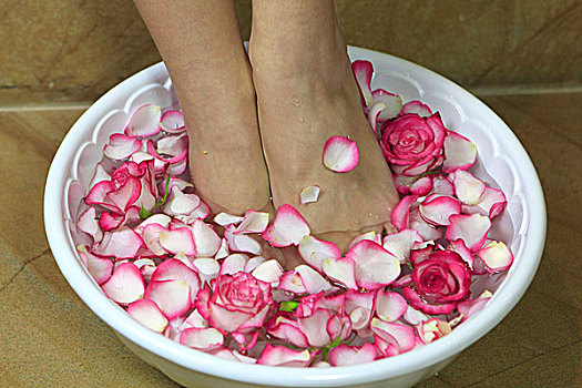 女人,浴,脚,器具,玫瑰叶
