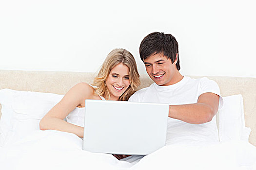 女人,男人,床上,一起,微笑,看,笔记本电脑