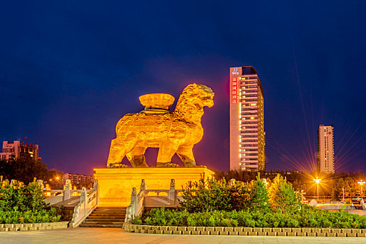 中国河北省沧州市狮城公园铁狮子雕塑夜景