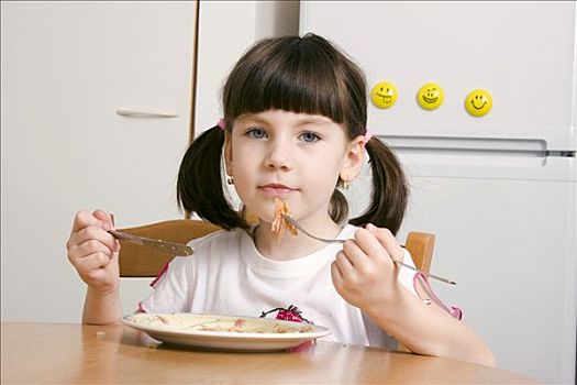 吃饭,小女孩,6岁,刀,叉子