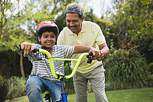 爷爷,协助,孙子,骑自行车,公园