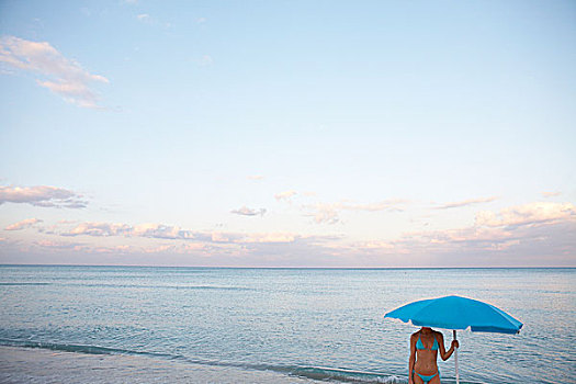 女人,海滩伞